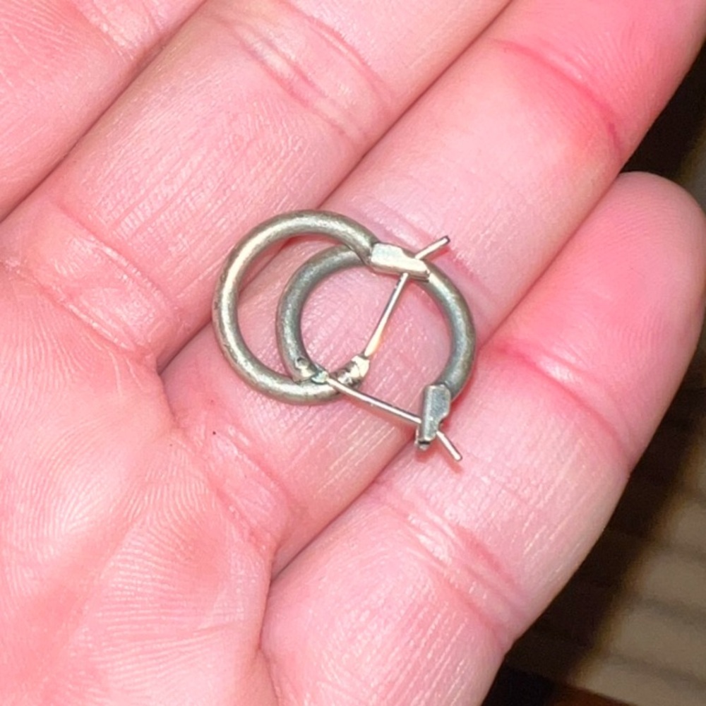 ⭐️Vintage Small Silver Metal Hoop Earrings - Picture 7 of 12